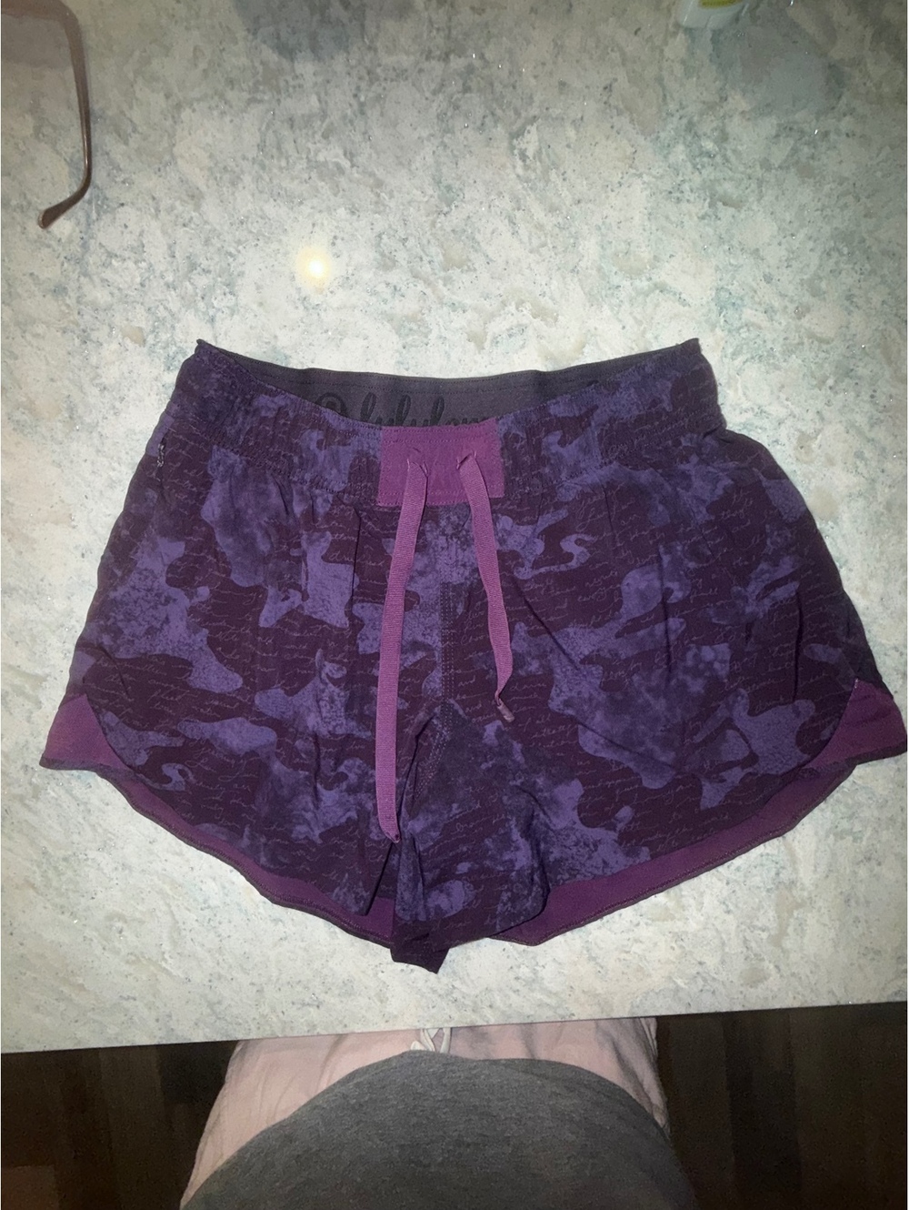 Lululemon Women's Purple Floral and solid Reversible 8 EUC